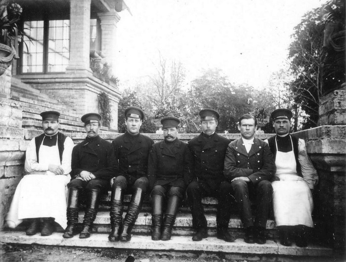 Glass negative. A group of men sitting on the stairs of Harku Manor