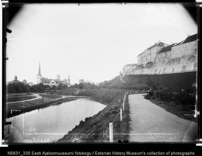 Vaade Šnelli tiigile ja Toompeale. Vasakul Oleviste kirik.  Silmapiiril ehitusjärgus hoone Nunne tn 18.  similar photo