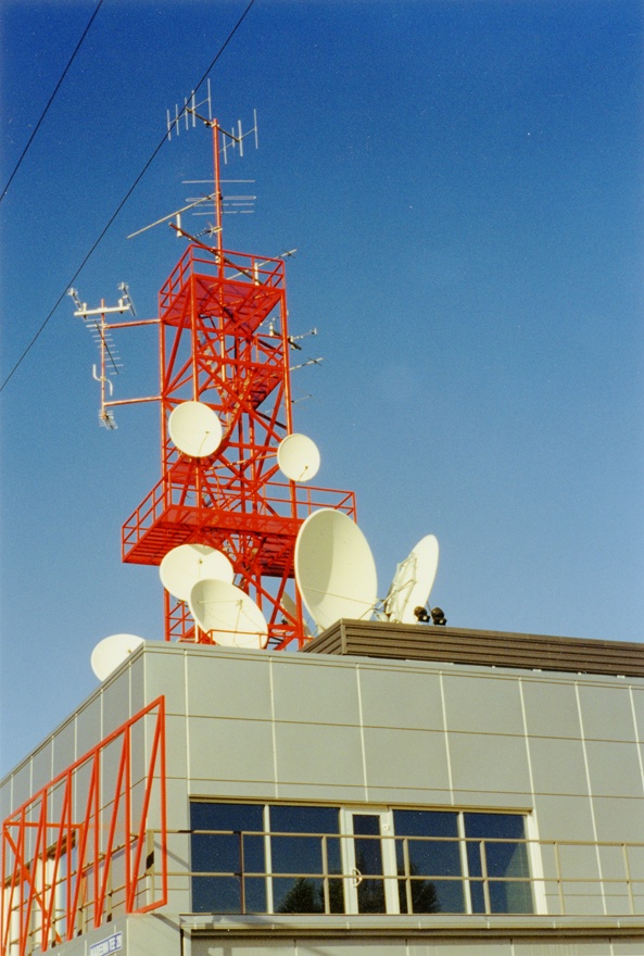 Kaabeltelevisiooni keskus "Starman" Mustamäel, fassaadi ülaosa vaade. Arhitektid Vilen Künnapu, Ain Padrik