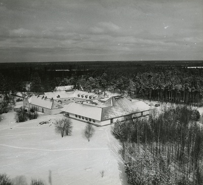 L. Koidula nimelise kolhoosi keskusehoone, vaade hoonele. Arhitekt Siiri Kasemets; insener Olev Reim  similar photo