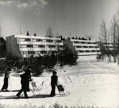 L. Koidula nimelise kolhoosi elamud, vaade hoonele lastega esiplaanil. Arhitektid Peep Jänes, Tõnu Mellik; insener Mati Vahemets  duplicate photo