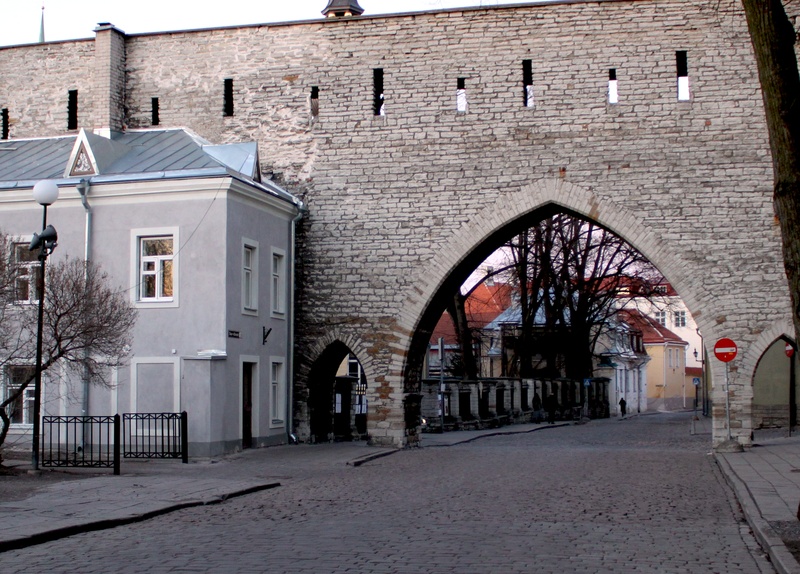 Suur-Kloostri tänav linnamüüri kohal rephoto