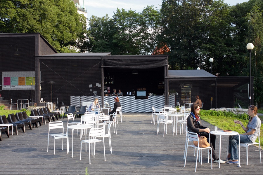 NO99 Põhuteater, vaade üle terrassi trepigaleriile. Salto AB: Maarja Kask, Karli Luik, Ralf Lõoke, Pelle-Sten Viiburg