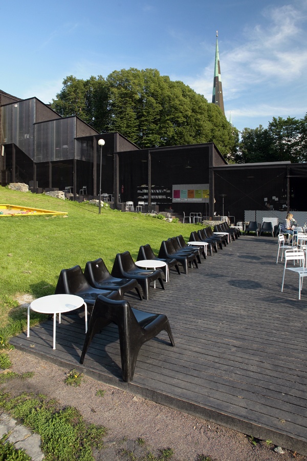 NO99 Põhuteater, vaade üle terrassi trepigaleriile. Salto AB: Maarja Kask, Karli Luik, Ralf Lõoke, Pelle-Sten Viiburg