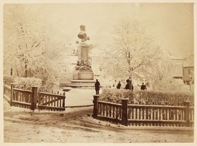 Winter Barclay square and monument from the cross of the University and Vallikraav Street  duplicate photo