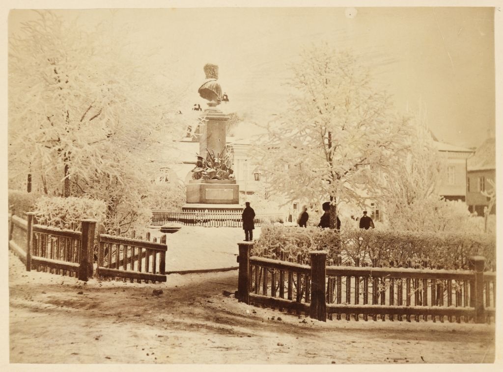 Winter Barclay square and monument from the cross of the University and Vallikraav Street