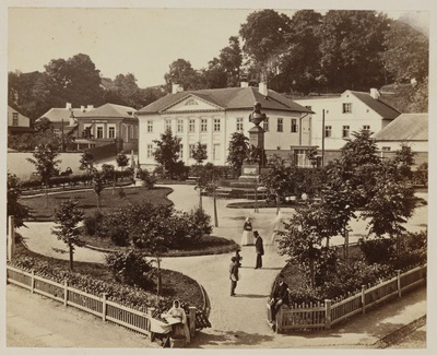 Barclay plates and monument  duplicate photo