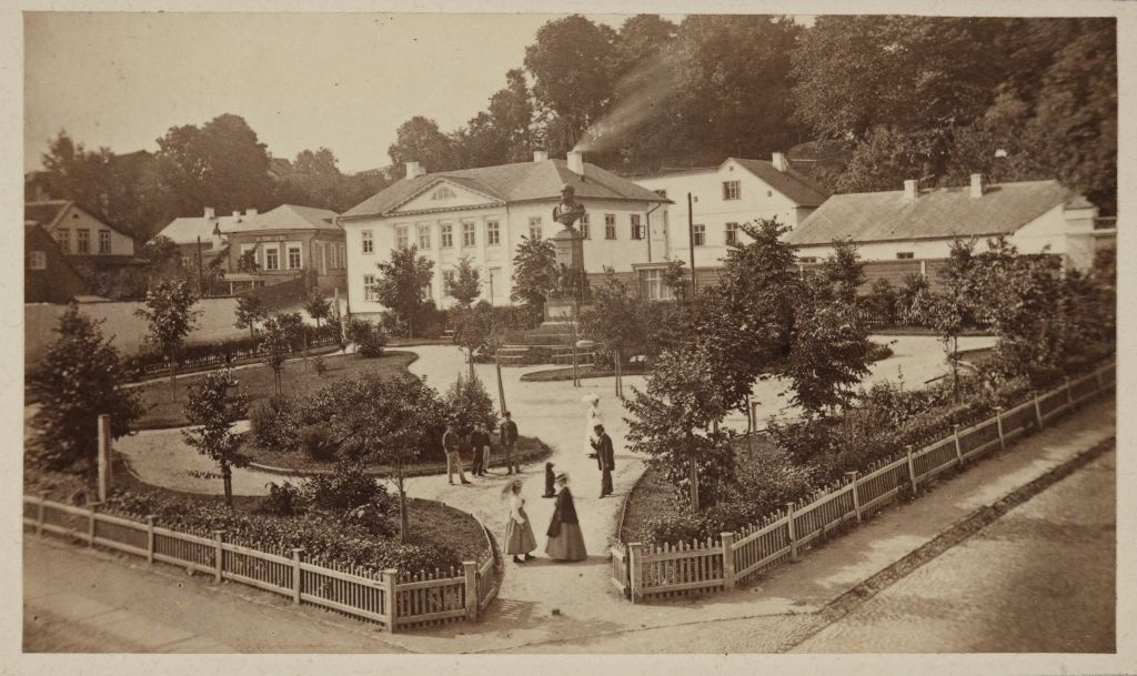 Barclay plates and monument
