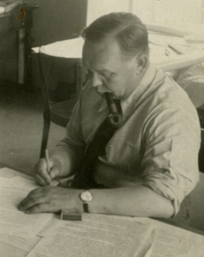 Herbert Johanson, portreefoto, piibuga mees töölaua taga