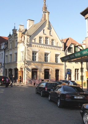 Maja Kullasepa (Harju) ja Kuninga tänavate nurgal. (Kuninga tn 1) rephoto