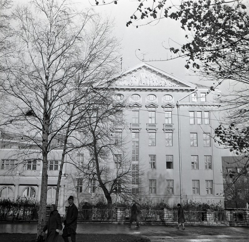 Kauplustega korterelamu, endine Laenupanga hoone Suur-Karja 18. Arhitektid Rudolf Knüpffer, ümberehitus August Perna