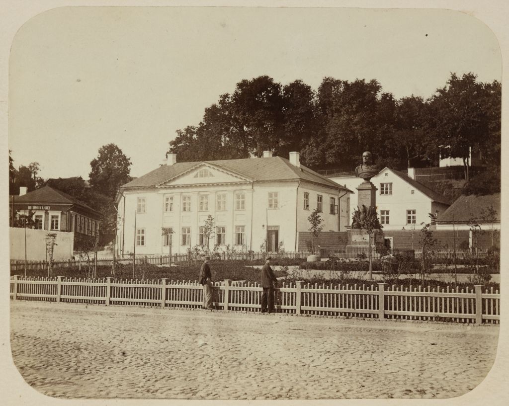 Barclay plates and monument