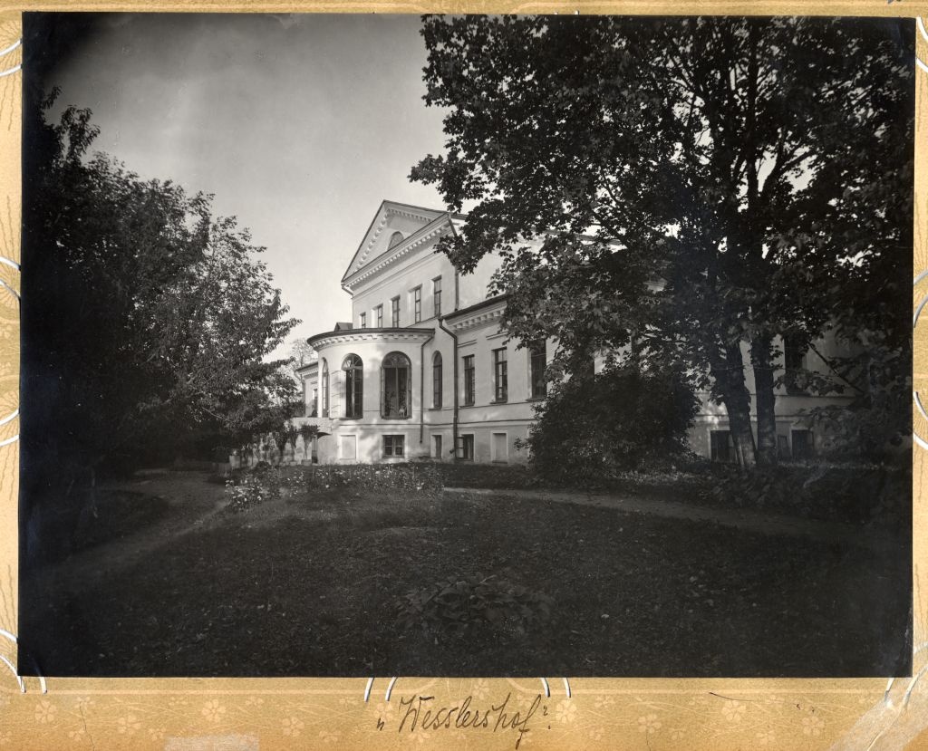The rear side of the main building of Vesner Manor from the side of the paramest