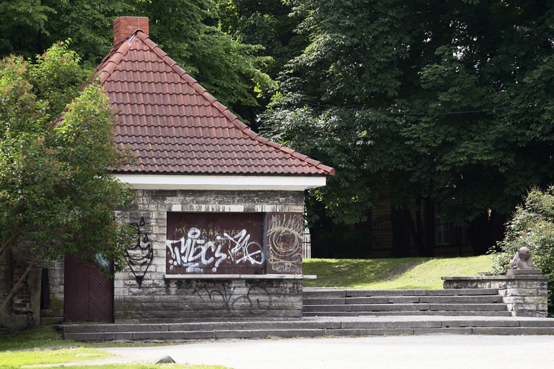 Paviljon (kiosk-WC) Hirvepargis, vaade hoonele. Arhitekt Herbert Johanson