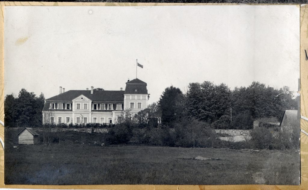 The back of the main building of Kavastu Manor away