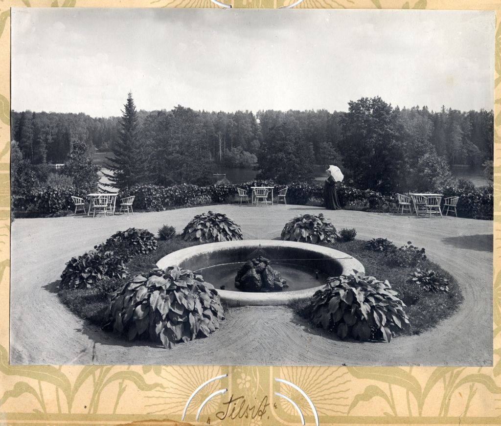 Tilsi manor rear courtyard, Tilsi Long Lake
