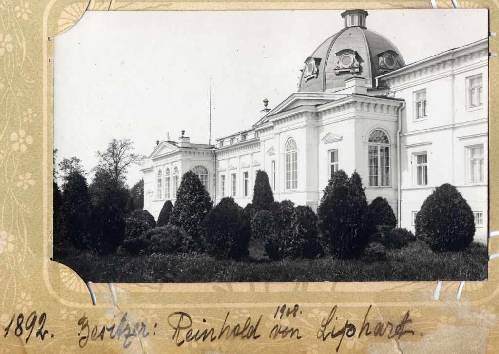 The façades of the Raadi manor from the right side of the gray area and the manor building