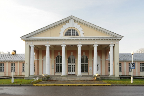 Pärnu mudaravila (supelasutus), vaade portikusele. Arhitekt Olev Siinmaa; fassaadid Erich von Wolffeldt ja Aleksander Nürnberg