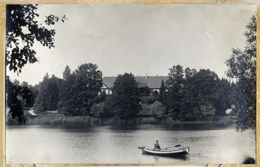 View from Tilsi Pikkjärv to the back of the main building of Tilsi manor