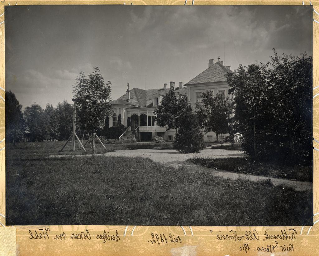 Façade of the main building of Old-Nurs Manor