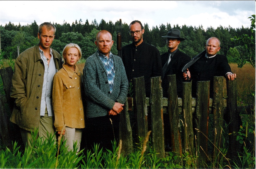 Andrus Vaarik (Osvald), Piret Kalda (Laura), Jaan Tätte (Roland), Taso Mähar (Maffiamees), Emil Urbel (Pizzamees ja Kuldkalake), Ülo Peil (Maffiamees). Pildistatud filmi "Ristumine peateega" (1999) võttepaigas Kanakülas augustis 1998