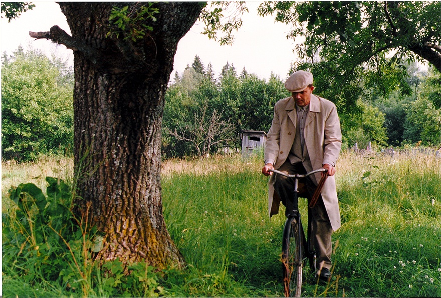 Foto filmi "Ristumine peateega" (1999) võtetelt. Kaadris: Emil Urbel (Kuldkalake)