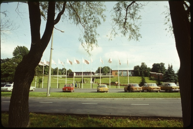 Lillepaviljon ja Tuljak, vaade üle Pirita tee. Arhitekt Valve Pormeister