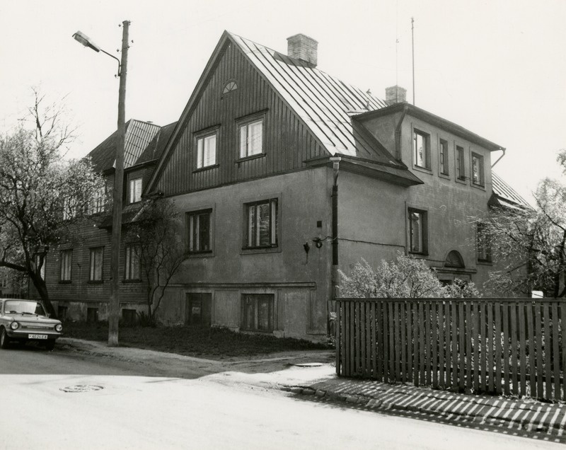 Pelgulinn: Tallinna üürnikkude seltsi Üürnik kahepereelamu Õle 49. Arhitekt Karl Tarvas