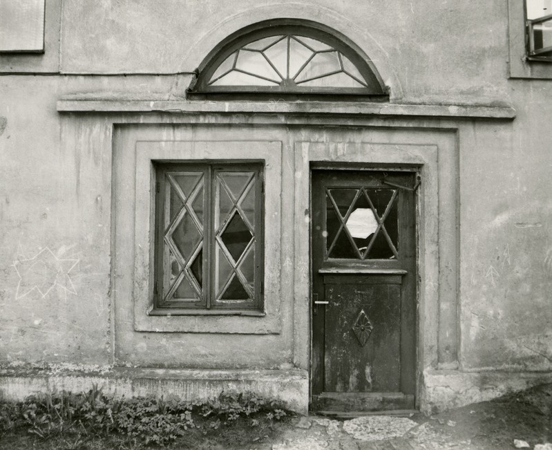 Pelgulinn: Tallinna üürnikkude seltsi Üürnik kahepereelamu Õle 49. Välisuks. Arhitekt Karl Tarvas