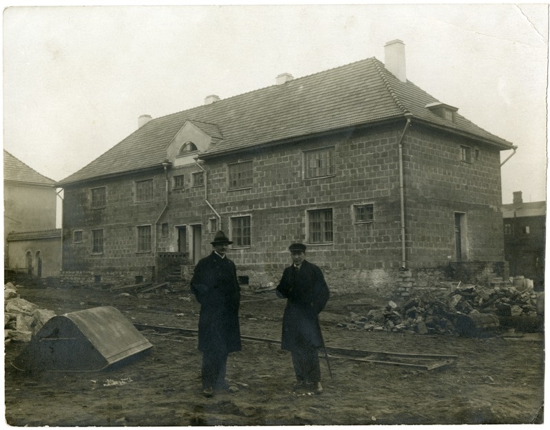 Tallinn, Kolde pst: ehitusühingu Oma Kolle maja ehitusjärgus. Vasakul riigikontrolör Jüri Kask, paremal riigikontrolör Paul Johannes Ora (Oma Kolle üks asutaja). Arhitektid Herbert Johanson ja Eugen Habermann