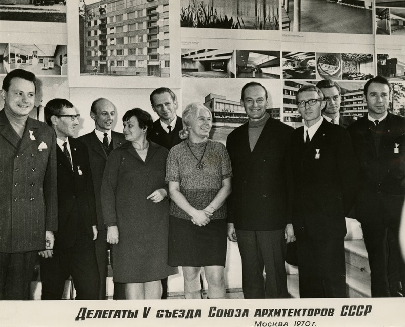 Eesti arhitektide delegatsioon Moskvas Nõukogude arhitektide kokkusaamiel 1970. aastal. Poseerivad Aldo Tampere (Tammpere), Peep Jänes, Ülo Stöör, Mart Port, Malle Meelak, Boris Mirov, Valve Pormeister, Heino Parmas, Hain Toss