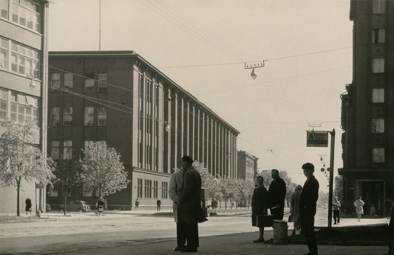 Tallinn, Narva mnt alguse uushoonestus 1960. aastate algul: tootmishoone Eesti Kaabel Narva mnt 13 (arhitektid Mart Port ja Roman Urb), hilisem kaubanduskeskus Pro Kapital. Esiplaanil bussipeatus