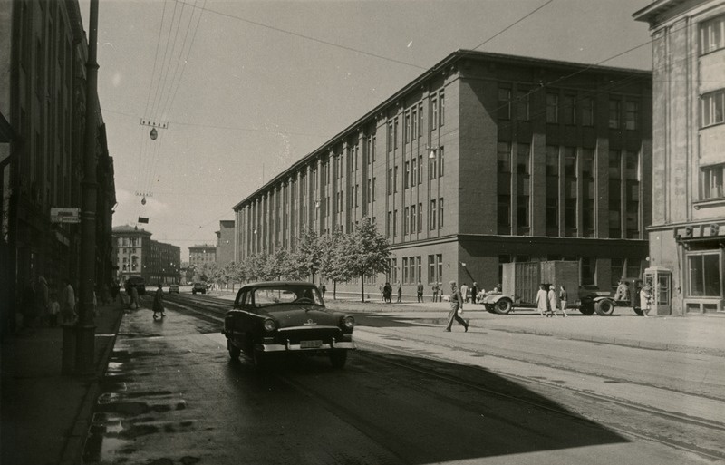 Tallinn, Narva mnt alguse uushoonestus 1960. aastate algul: tootmishoone Eesti Kaabel Narva mnt 13 (arhitektid Mart Port ja Roman Urb), hilisem kaubanduskeskus Pro Kapital. Vaade piki tänavat vanalinna suunas