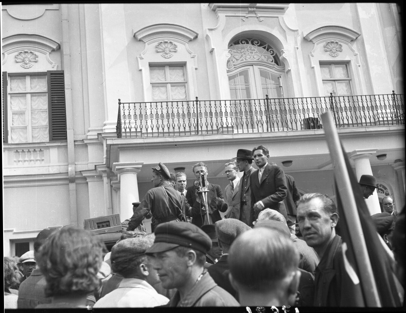 June 21, 1940 Demonstration in Tallinn, demonstrators in front of Kadrioru Castle. In front of the stage with the performers.