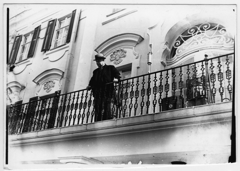 June 21, 1940 Demonstration in Tallinn. Konstantin Päts Kadrioru castle balcony.