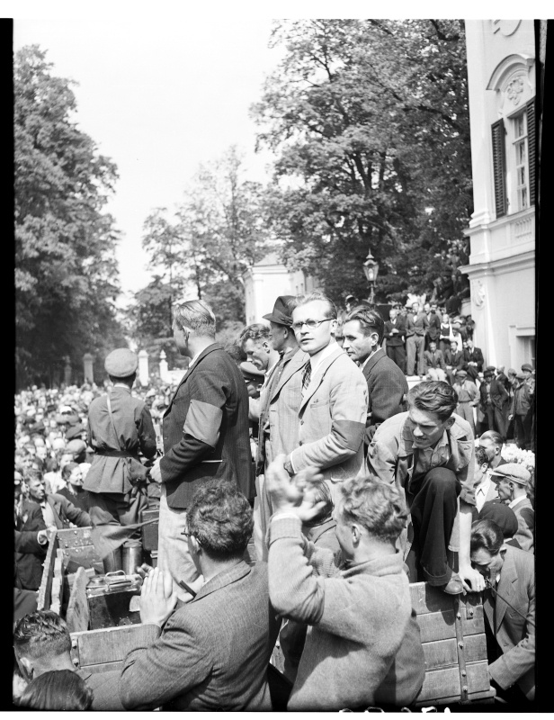 June 21, 1940 Demonstration in Tallinn, demonstrators in front of Kadrioru Castle. In front of the stage with the performers.