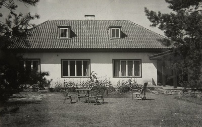 Tuvastamata eramu. Tagaõuel toolid ja laud  duplicate photo