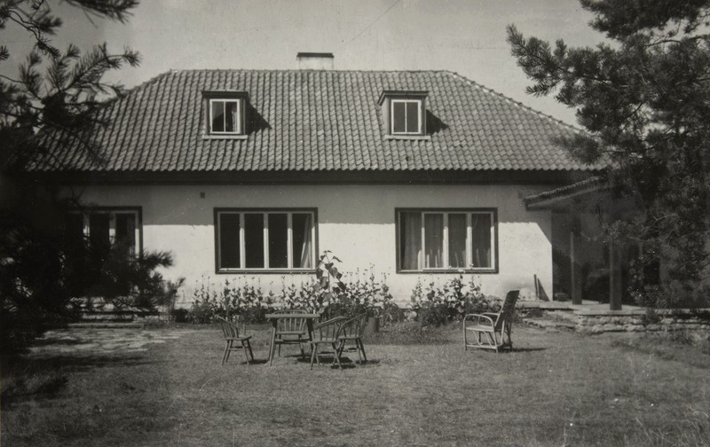 Tuvastamata eramu. Tagaõuel toolid ja laud