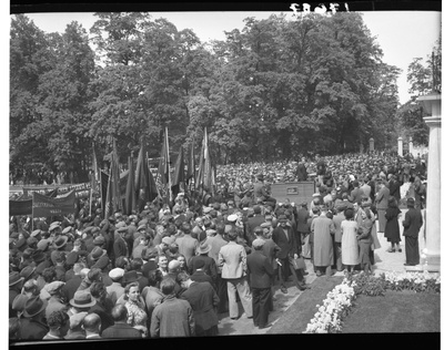 June 21, 1940 Demonstration in Tallinn, demonstrators in Kadriorg.  similar photo