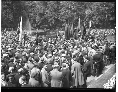 June 21, 1940 Demonstration in Tallinn, demonstrators in Kadriorg.  similar photo