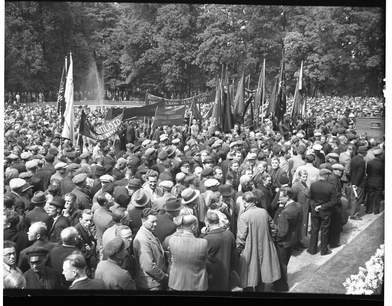 June 21, 1940 Demonstration in Tallinn, demonstrators in Kadriorg.