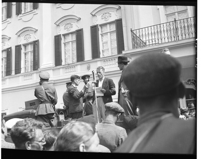 June 21, 1940 Demonstration in Tallinn, demonstrators in front of Kadrioru Castle. In front of the stage with the performers.  similar photo