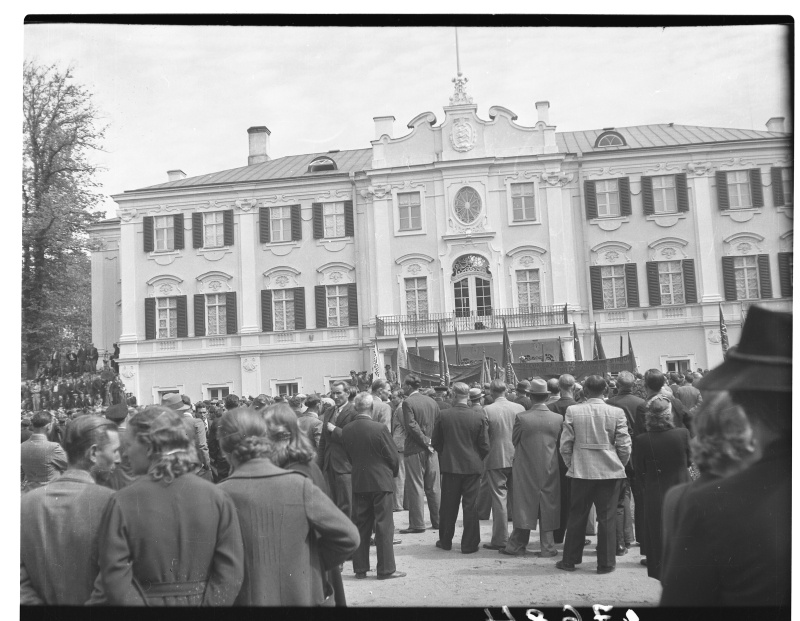 June 21, 1940 Demonstration in Tallinn, demonstrators in front of the president's castle in Kadriorg. General view towards the castle.