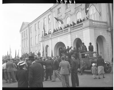 June 21, 1940 Participants of the demonstration in Toompea, demonstrators and released political prisoners in front of Toompea Castle.  similar photo