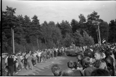 Soviet army soldiers leave the Teletorn in Kloostrimetsa, after the evening at 19.  similar photo