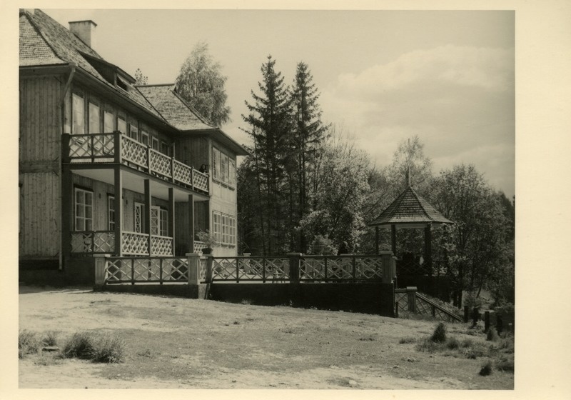 Aegviidu Turistide Kodu (Nelijärve puhkekeskus). Vaade hoonele ja aiapaviljonile küljelt. Insener Herman Perna