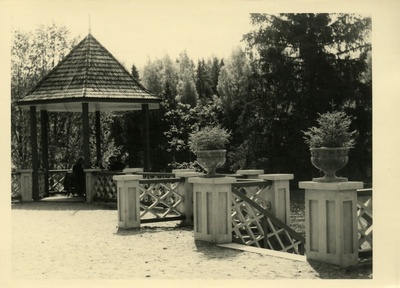 Aegviidu Turistide Kodu (Nelijärve puhkekeskus). Aiapaviljon ja terrass  duplicate photo