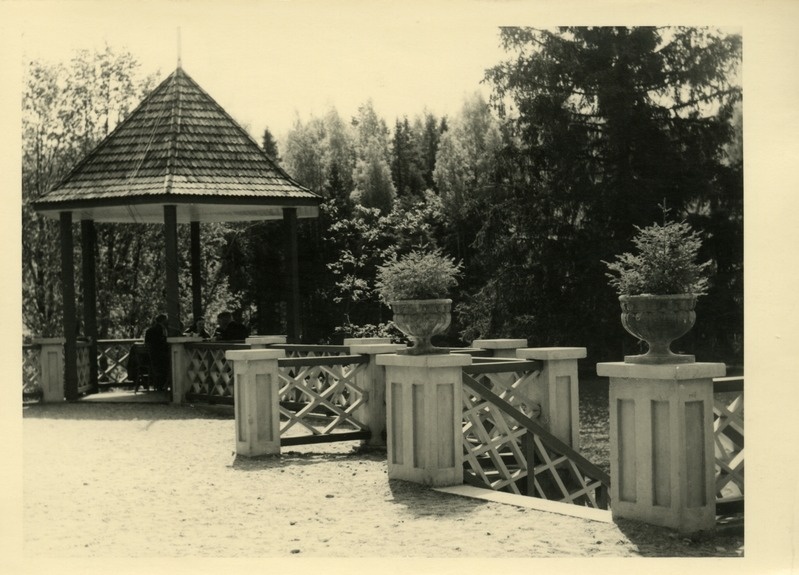 Aegviidu Turistide Kodu (Nelijärve puhkekeskus). Aiapaviljon ja terrass