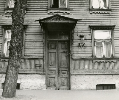 Pelgulinn: elamu Paldiski mnt 34 (34/1) välisuks ja varikatus  similar photo