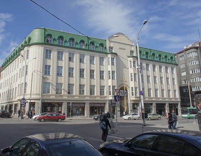 Hoone Pärnu mnt nr 10, Suur-ja Väike-Karja tänavate vahel. Eestvaade. rephoto